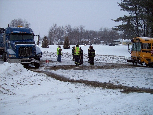 Bus tractor trailer 1055 008_650x487